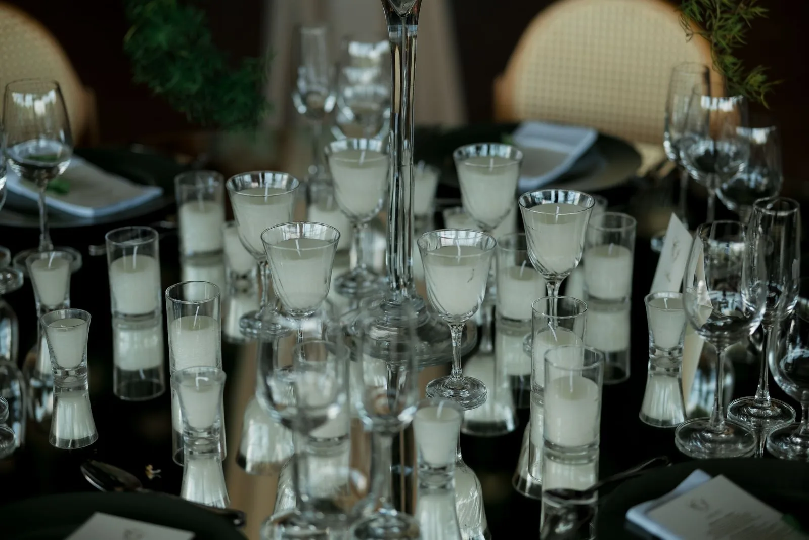 Table pour deux dressée avec bougies et verres, lumière chaude